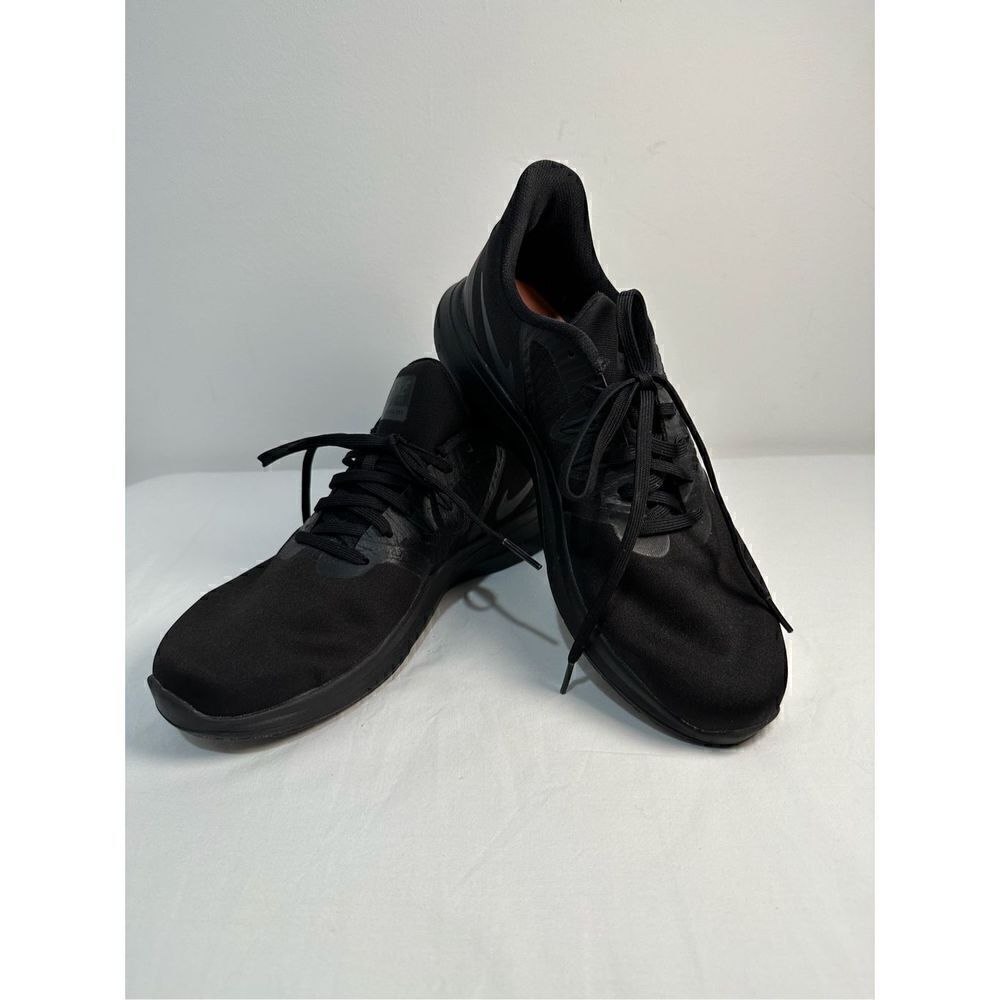 Nike women’s black comfort shoe size 8. #S-0516